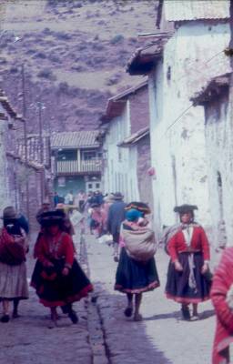[Camponeses peruanos em rua de vila]